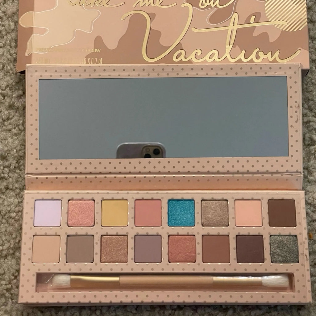 Kylie Take me on Vacation Eyeshadow Palette
